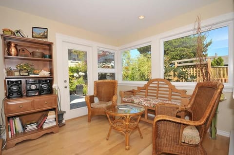 Heron View Cottage by EMR Vacation Rentals House in Sidney