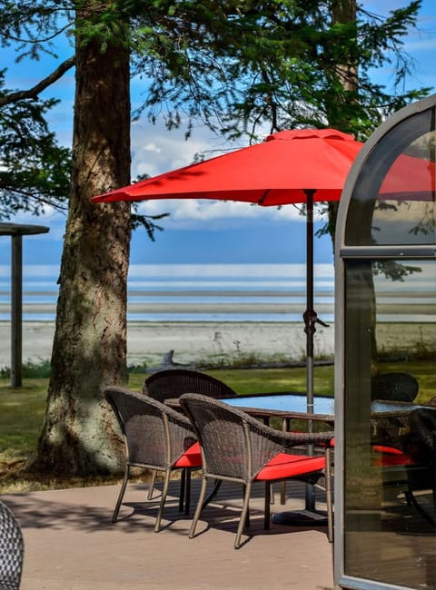 Kye Bay Beach House by EMR Vacation Rentals House in Comox