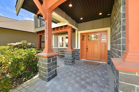 Nature's Gate Executive Estate by EMR Vacation Rentals House in Langford