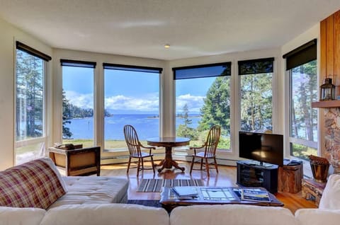 Pacific Coast Beach House by EMR Vacation Rentals House in Vancouver Island