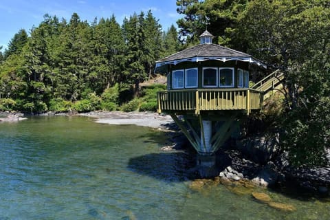 Pacific Coast Beach House by EMR Vacation Rentals House in Vancouver Island
