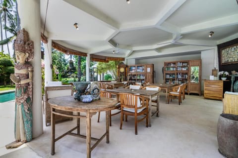 Restaurant/places to eat, Library, Breakfast