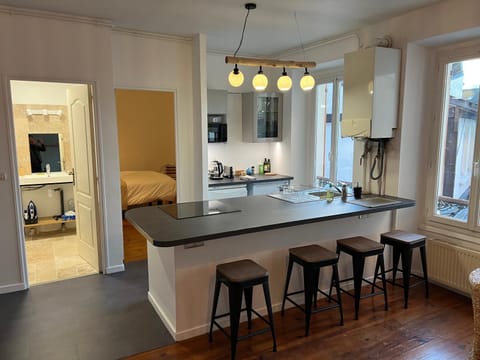 Kitchen or kitchenette, Dining area, minibar, stove