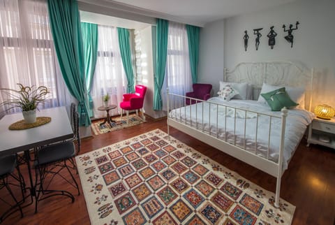 Bed, Seating area, Dining area, Bedroom