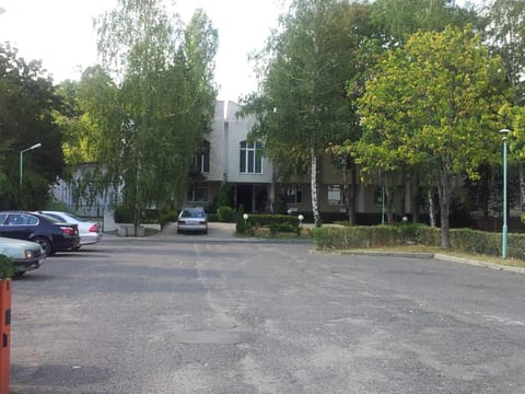 Property building, Facade/entrance, Day, Neighbourhood, Street view, Location, Parking