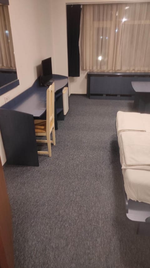 Bed, TV and multimedia, Photo of the whole room, Seating area, Bedroom