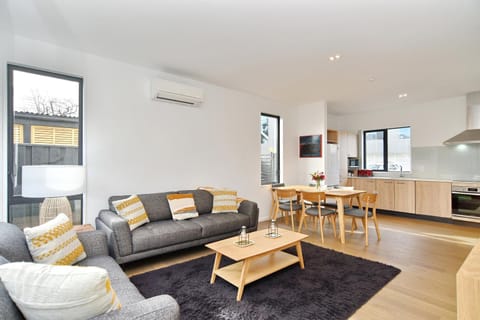 Kitchen or kitchenette, Living room, Seating area, Dining area