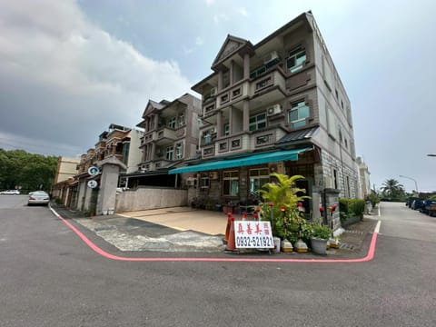 Property building, Day, Neighbourhood, Street view, Location, Parking