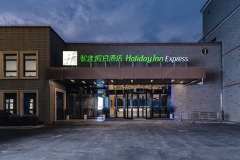 Facade/entrance, Night