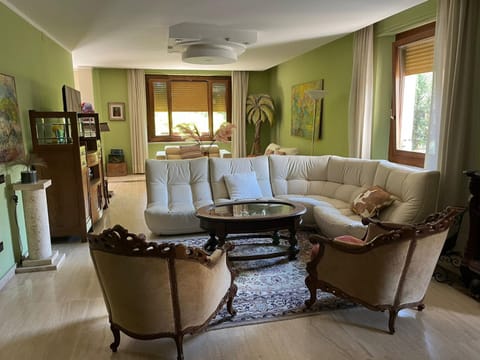 Communal lounge/ TV room, Lobby or reception