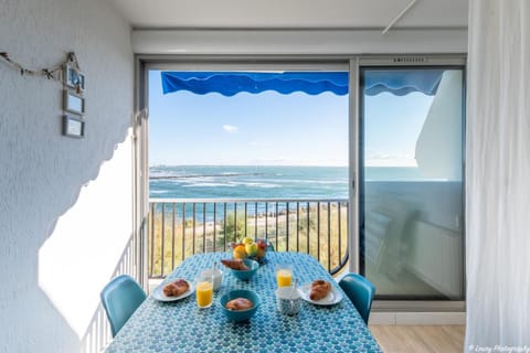 View (from property/room), Balcony/Terrace, Living room, Sea view