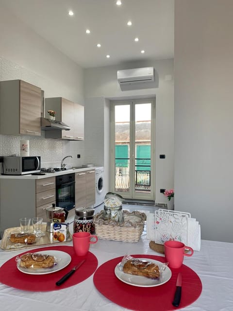 Kitchen or kitchenette, Dining area, Breakfast