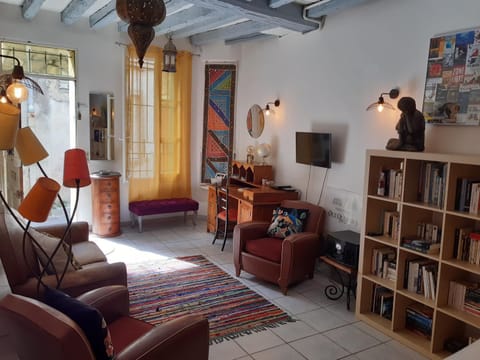 MAISON DE CHARME AVEC COUR, proche rue des Teinturiers Villa in Avignon