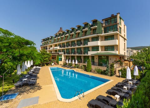 Property building, Day, Pool view, Swimming pool, sunbed