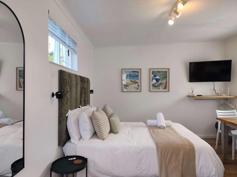 The Sanctuary Nook - 7 min walk to beach Apartment in Plettenberg Bay