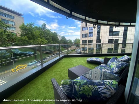 View (from property/room), Balcony/Terrace, Seating area, City view, Street view