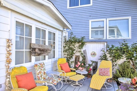 Fire Pit, Views and Beach Access Waterfront Escape! House in University Place