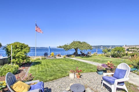 Fire Pit, Views and Beach Access Waterfront Escape! House in University Place