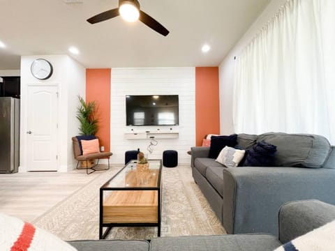 Property building, Restaurant/places to eat, Communal lounge/ TV room, Winter, TV and multimedia, Living room, Seating area, Aqua park, Evening entertainment, Swimming pool, Entertainment, Dinner, fireplace, internet, internet, internet
