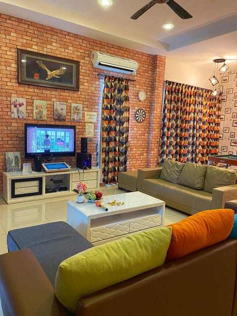 Communal lounge/ TV room, TV and multimedia, Living room, Seating area, Evening entertainment