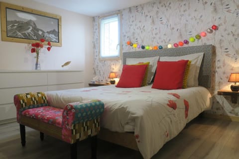 Photo of the whole room, Bedroom