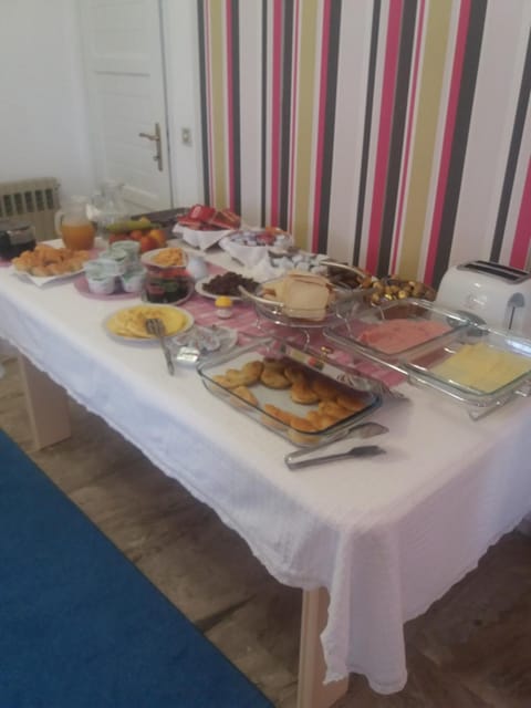 Food and drinks, On site, Buffet breakfast