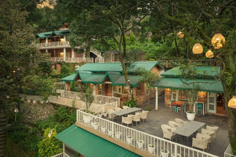 Property building, Facade/entrance, Garden, Balcony/Terrace, Garden view, Swimming pool
