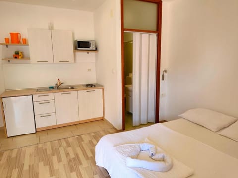 Bed, Kitchen or kitchenette