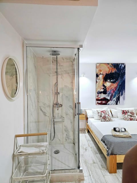 Shower, Bed, Bathroom, Photo of the whole room, Bedroom, towels