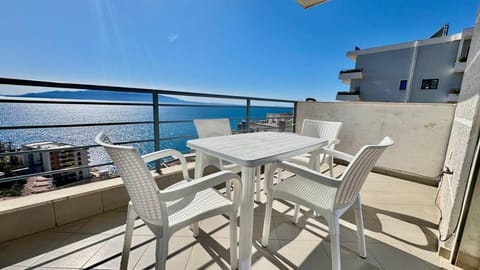 Day, Natural landscape, View (from property/room), Balcony/Terrace, Dining area, Sea view