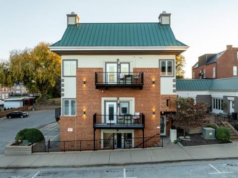 Property building, Neighbourhood, Street view, Parking