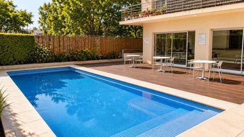 Property building, Patio, Spring, Day, Natural landscape, Winter, Summer, Pool view, Swimming pool, internet, sunbed