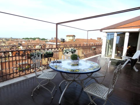 Balcony/Terrace, City view