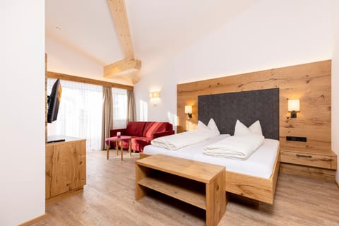 Bed, TV and multimedia, Photo of the whole room, Seating area, Bedroom