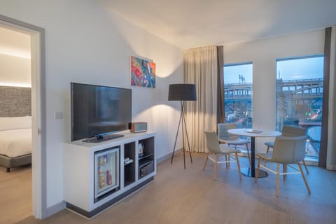 Bed, TV and multimedia, View (from property/room), Living room, Photo of the whole room