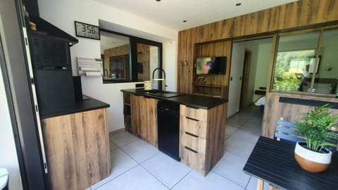 Kitchen or kitchenette, Mountain view, minibar, pet friendly, stove