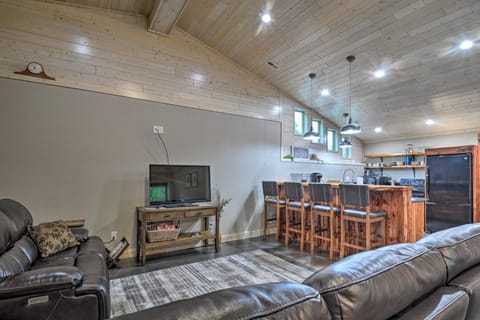 Modern Arcadia Farmhouse on 80 Acres with Fire Pit! House in Michigan