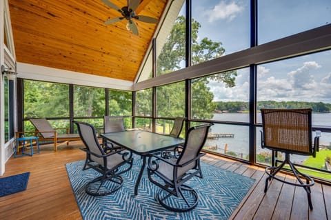 Luxe Lake Sinclair Living Private Dock and Beach! House in Lake Sinclair