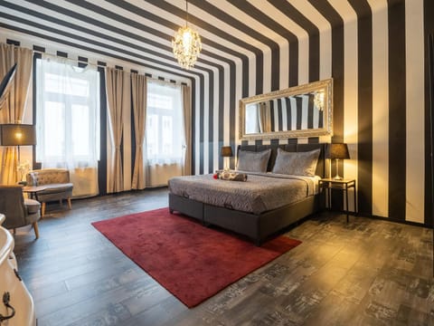 Bed, Photo of the whole room, Decorative detail, Seating area, Bedroom, towels