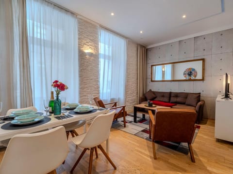 TV and multimedia, Living room, Seating area, Dining area