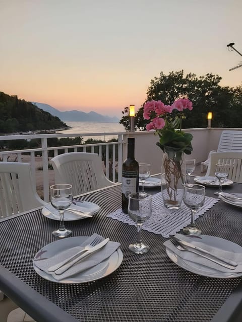 View (from property/room), Balcony/Terrace, Dining area, Sea view
