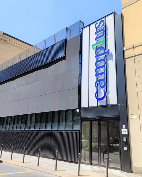 Nearby landmark, Facade/entrance