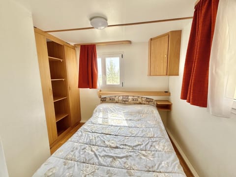 Bed, Photo of the whole room, wardrobe