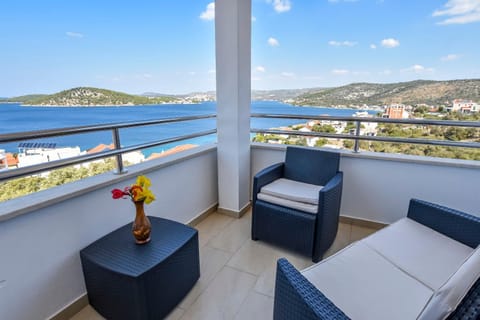 Day, View (from property/room), Balcony/Terrace, Seating area, Sea view