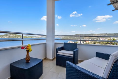 View (from property/room), Balcony/Terrace, Sea view