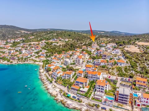 Property building, Nearby landmark, Day, Bird's eye view, Beach, City view, Sea view, Location
