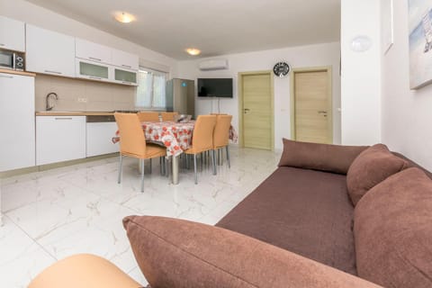 TV and multimedia, Kitchen or kitchenette, Living room, Seating area, Dining area