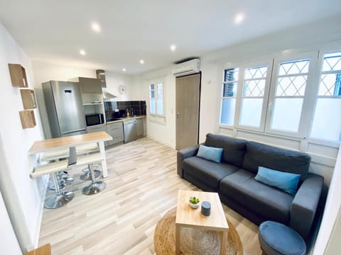 Kitchen or kitchenette, Living room