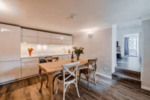 Kitchen or kitchenette, Photo of the whole room, Dining area