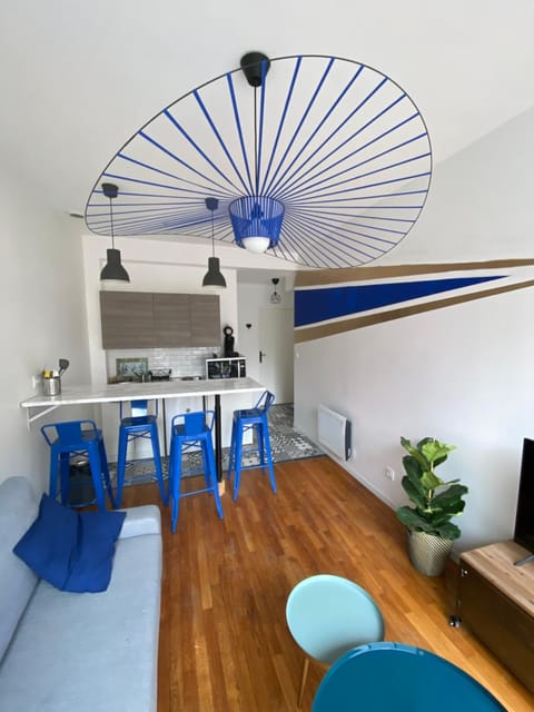 Kitchen or kitchenette, minibar